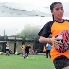 El equipo entrena a la par que los jóvenes con problemas de motricidad, juntos hacen plantillas completas.