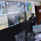 Carlos Proaño, técnico del COE, muestra el monitoreo a la quebrada El Tejado, en La Comuna.