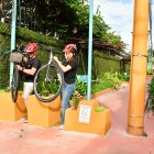 OBSTACULOS EN PEATONALES DE URDESA, MOLESTIAS A PEATONES CICLISTAS FOTOGRAFO: FRANCISCO FLORES PERIODISTA: DANIEL PONCE FECHA: 11-02-2025 AG-EXTERNOS