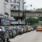 Problemática. La ciudadanía exige que se designen espacios para parquear vehículos y que no se acumulen en los costados de las vías del centro.