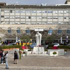 Velas y flores a los pies de la escultura de Juan Pablo II a las puertas del Hospital Gemelli de Roma donde permanece ingresado el papa Francisco, este miércoles.
