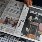 Vista de las portadas de los periódicos argentinos que destacan el escándalo del "criptofiasco".