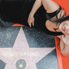 Mindy Kaling, en la ceremonia por su estrella en el Paseo de la Fama en Hollywood.