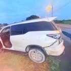 Vehículo de la conductora que causó daños.