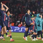 Jugadores de París Sain-Germain festejan con su hinchada luego de la goleada 7-0 a Brest en Champions League