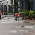 Turismo. En las vías peatonales que conducen al Palacio de Cristal ya se inició el retiro de las baldosas trizadas. Se está preparando el terreno para colocar las nuevas.