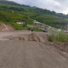 Un socavón en el kilómetro 66 de la vía Cuenca- Girón- Pasaje provocó que colapse la mesa de rodadura.