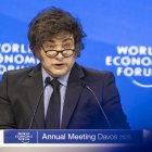 Fotografía de archivo del 23 de enero de 2025 del presidente de Argentina Javier Milei hablando durante un panel en la 55ª reunión anual del Foro Económico Mundial (FEM), en Davos (Suiza). Muchas ‘Libras’ de problemas para Javier Milei es uno de los clics tecnologicos de la semana. No ha sido una semana fácil para el presidente de Argentina, Javier Milei. En una movida muy poco ortodoxa (como casi todo lo que hace él), escribió un post en X en el que “difundía” una criptomoneda llamada $LIBRA, en el marco de la iniciativa "Viva la Libertad Project". EFE/ EPA/ Michael Buholzer ARCHIVO
