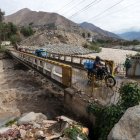 Lima. Varios vehículos livianos pasan por un puente sobre el río Rimac.