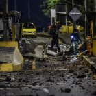 Fuerzas de seguridad recogen evidencia entre escombros de un peaje atacado con explosivos en Villa del Rosario, provincia de Norte de Santander
.
