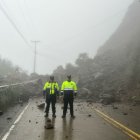 Un gran deslizamiento en el kilómetro 51 de la vía Cuenca- Molleturo- El Empalme provoca el cierre de esta carretera.