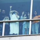 Migrantes deportados desde EE.UU. hacen un gesto mientras miran por la ventana del Hotel Decápolis donde se encuentran hospedados temporalmente en la Ciudad de Panamá, el 18 de febrero de 2025.