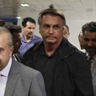 El expresidente de Brasil Jair Bolsonaro (C) llega al Senado Federal para almorzar con líderes de partidos de oposición en Brasilia el 18 de febrero de 2025.