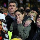 La gente reacciona mientras la multitud se reúne en una plaza en Tel Aviv, horas después de que el grupo palestino Hamas entregara los cuerpos de cuatro rehenes de la Franja de Gaza.
