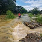 Una vía de tercer orden luce totalmente inundada por efecto de las lluvias.