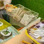 Autoridades incautan productos en un local de Sangolquí tras pruebas positivas de cannabis.