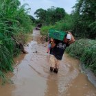 La crecida del río cortó canales de comunicación.