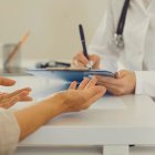 Salud. Las personas adultas son las más propensas a sufrir osteoartritis.