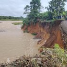 La carretera que une a Moraspungo con La Maná en riesgo de hundimiento por erosión del suelo.