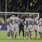 Los jugadores de El Nacional salieron molestos tras perder como locales ante Barcelona.