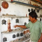 Joselito Ángel Yagual, un comunero de Valdivia es quien ha recopialdo las piezas de gran valro cultgural para Santa Elena.