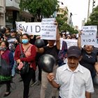 Pacientes renales realizaron una caminata en el centro de Guayaquil para exigir el pago a las dializadoras.