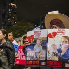 - Cientos de personas participan en la concentración de este jueves en la plaza de los Rehenes de Tel Aviv (Israel).