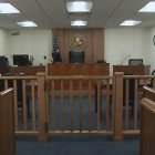 Una sala vacía de un tribunal de inmigración estadounidense.