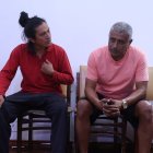 La obra teatral, al igual que la película, es interpretada por Marco Bustos y Carlos Valencia.