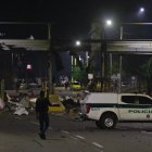 Policías inspeccionan el peaje de Villa del Rosario destruido por explosivos este jueves en Cúcuta (Colombia).