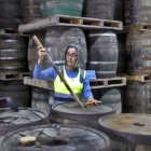 Una especialista en la calidad del ron inspeccionando barriles de añejamiento, en la destilería cubano-francesa Havana Club en San José (Cuba).