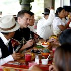 Daniel Noboa en un desayuno con representantes de comunidades.