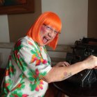 Tomás Delgado como La Vecina.