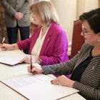 Gabriela Sommerfeld, canciller ecuatoriana, firmó el memorando.