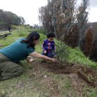 Voluntarios. Daniela Altamirano y su hijo participaron en las jornadas de reforestación.