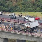 Situación. En el choque múltiple estuvieron involucrados un tráiler, un camión y tres vehículos livianos, dejando como saldo una persona fallecida.