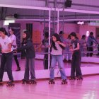 En Roller Dance, para quienes patinan por primera vez, la pista cuenta con barandas e instructores que guían a los principiantes. La actividad se hace el ritmo de música ochentera.