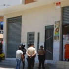 En Santa Elena, una víctima de delincuencia persiguió y embistió a los antisociales.