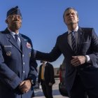 El presidente del Estado Mayor Conjunto de los Estados Unidos, Charles Q. Brown Jr. (i), destituido por Donald Trump, junto al Secretario de Defensa, Pete Hegseth.