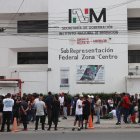 Migrantes, en su mayoría venezolanos, hacen fila en una estación migratoria este sábado 21 de febrero en el municipio de Tuxtla Gutiérrez (México).