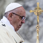 El papa Francisco permanece en estado crítico en el hospital Gemelli de Roma, mientras la Iglesia católica observa su evolución con preocupación.