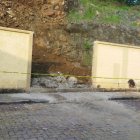 Daños. En el muro afectado, Riesgos removió los escombros el viernes.