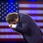 El presidente de Argentina, Javier Milei, se inclina después de hablar el último día de la Conferencia de Acción Política Conservadora (CPAC) anual en National Harbor, Maryland, EE.UU., el 22 de febrero.
