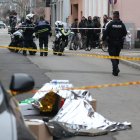 Agentes de policía aseguran el lugar de un ataque con cuchillo en la Place du Marche en Mulhouse, noreste de Francia, este sábado 22 de febrero.
