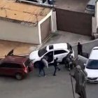 Imágenes del delito. La víctima es apuntada con un arma y subida a otro carro.