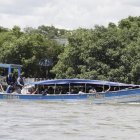 Fotografía de archivo de migrantes trasladándose en una lancha.