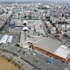 Fotografía aérea del techo colapsado del comercial Real Plaza este sábado 22 de febrero, en Trujillo (Perú).