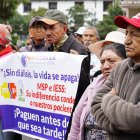 Los pacientes realizaron un plantón en Quito para pedir que el Gobierno pague la deuda a las dializadoras.
