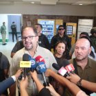 Ministro de Defensa Nacional, Gian Carlo Loffredo (derecha), y el ministro del Interior, John Reinberg (izquierda).