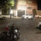 Los residentes captaron las piruetas riesgosas que realizaban los motociclistas en la calle Finlandia, sector de la av. República de El Salvador, norte de Quito.